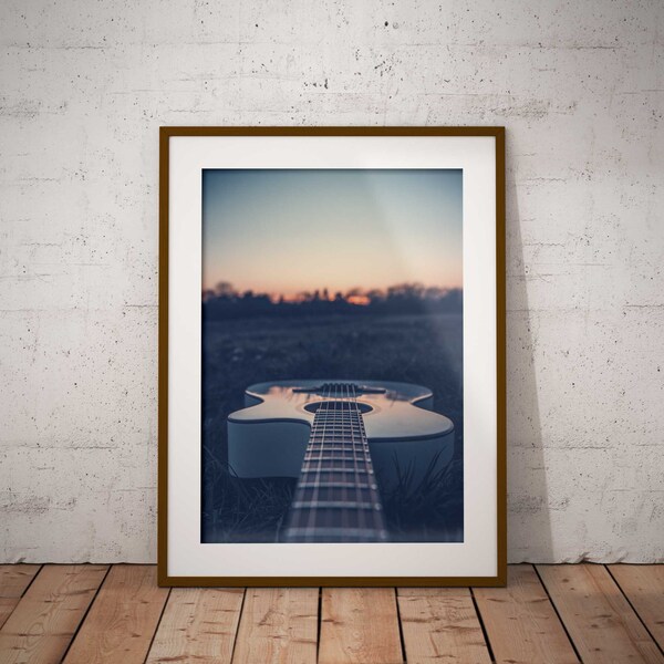 Photographie guitare folk blanche au coucher du soleil, deco pour musicien