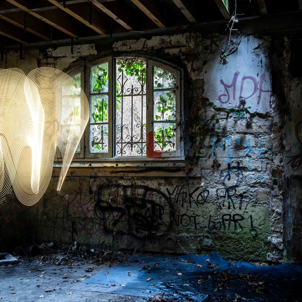 Photo light painting dans une usine abandonnée,photo urbex pour decoration murale