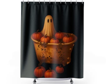 Puede incluir: Cortina de ducha con temática de Halloween con un fantasma de dibujos animados sosteniendo una bañera llena de calabazas naranjas. La bañera tiene vides decorativas y está sobre un fondo negro. La cortina está diseñada para añadir un toque festivo.