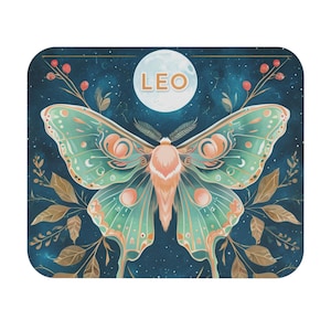Puede incluir: Una polilla verde y dorada con un cuerpo rosa está centrada en un fondo azul oscuro con estrellas doradas y una luna llena con la palabra "LEO" en letras doradas.