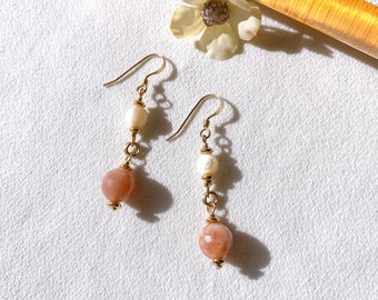 Peach moonstone and mother of pearl earrings (14K gold filled / Peach moonstone / Mother of pearl)