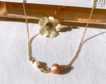 Peach moonstone and mother of pearl necklace (14K gold filled / Peach moonstone / Mother of pearl)