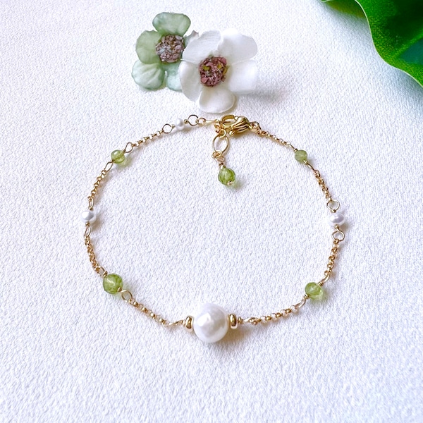 Peridot and baroque pearl bracelet (14K gold filled / Peridot / Freshwater pearl)