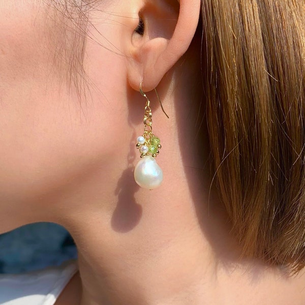 Peridot and baroque white pearl dangle earrings 14K gold filled / Peridot / Freshwater pearl)