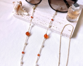 Brillenkette aus Karneol und weißen Perlen (14K Gold gefüllt / Karneol / Süßwasserperle)