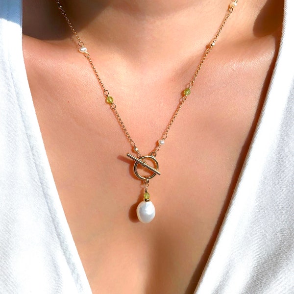 Peridot and baroque white pearl toggle necklace (14K gold filled / Peridot / Freshwater pearl)