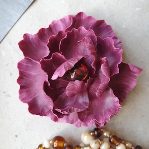 Brosche mit dunkler Pfingstrose, Blumenbrosche, v2303
