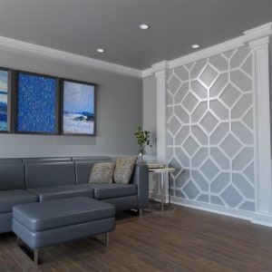K&ouml;nnte beinhalten: Ein graues Ecksofa mit zwei Kissen steht vor einer Wand mit geometrischem Muster. Zwei gerahmte Bilder h&auml;ngen an der Wand hinter dem Sofa. Ein kleiner Tisch mit einer Vase mit Gr&uuml;n steht neben dem Sofa.