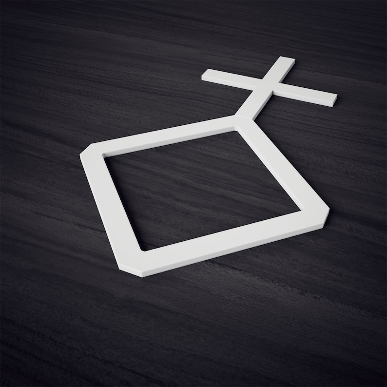 K&ouml;nnte beinhalten: Eine wei&szlig;e geometrische Form mit einem Quadrat und einem Kreuz auf einem dunklen Holzgrund.