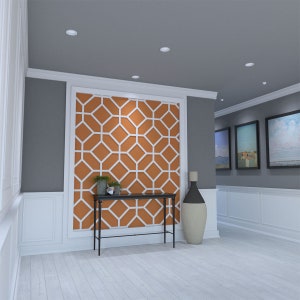 K&ouml;nnte beinhalten: Ein moderner Flur mit einer grauen Wand und wei&szlig;en Leisten. Ein schwarzer Konsolentisch mit zwei Pflanzen steht vor einer Wand mit einem geometrischen orangen Muster. Eine hohe, braune und beige Vase steht rechts neben dem Tisch auf dem Boden.