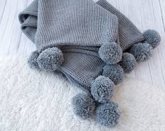 ポンポン付きメリノウールニットベビーブランケット - グレーの子供部屋用デコレーション