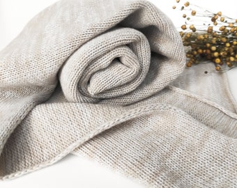 Coperta per neonati in lana merino beige bianco melange, coperta lavorata a maglia per la cameretta neutra