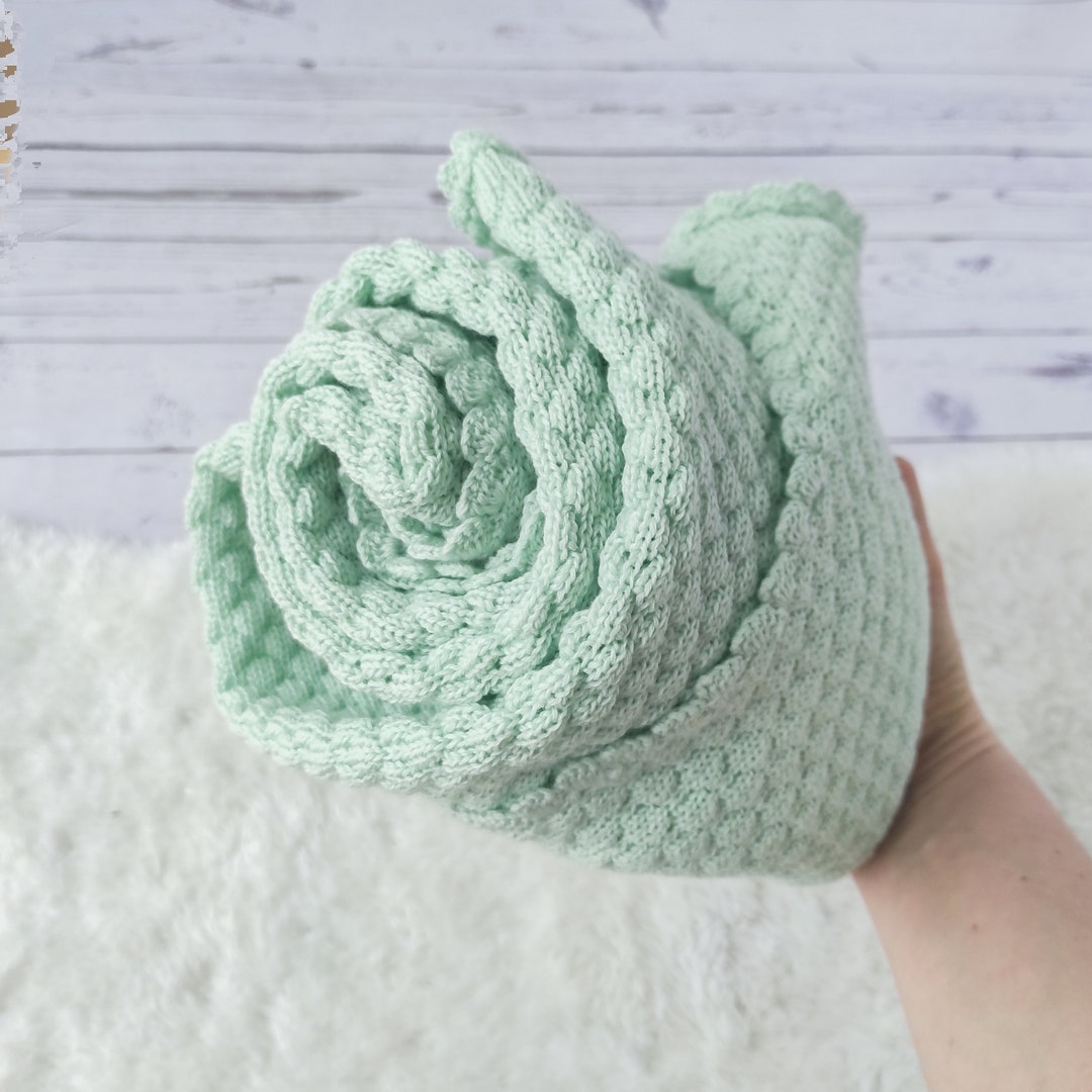 Manta de bebé tejida en lana merino verde menta: cuadros suaves - Main Image