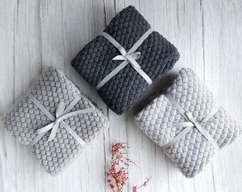 グレーニットベビーブランケット：エクストラファインメリノウール、かぎ針編みの縁