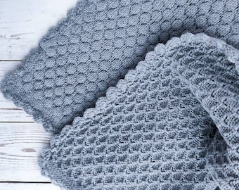 グレーウールベビーブランケット：手編みクロシェエッジ