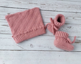 Newborn baby hat and booties set, pink baby girl coming home outfit knitted of merino wool