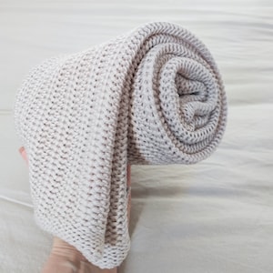 Soft and chunky baby blanket knitted of merino wool, baby shower gift