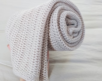 Soft and chunky baby blanket knitted of merino wool, baby shower gift