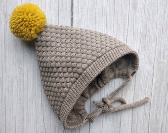 Double chapeau de bébé brun, chapeau de bébé d'hiver, laine mérinos jaune de bonnet de pom pom