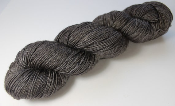 Écheveau Écheveau Écheveau teint à la main - Dk - Mérinos superwash - Mérinos superwash & nylon - 100 g / 225 m - ANTHRACITE d9c8d9 Écheveau Écheveau Écheveau teint à la main - Dk - Mérinos superwash - Mérinos superwash & nylon - 100 g / 225 m - ANTHRACITE d9c8d9