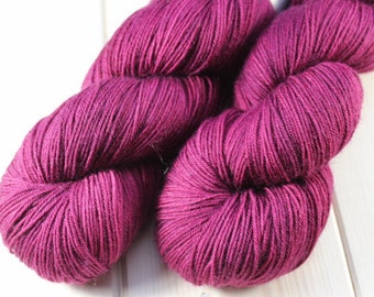 Skein hand dyed - Fingering - superwash Merino & Nylon (75/25) - 100 g / m 425 - grape juice