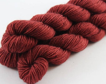 Skein hand dyed - Fingering - superwash Merino & Nylon - Mini 20 g / m 85 - Garnet