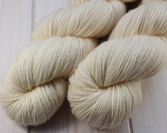 Skein hand dyed - Fingering - superwash Merino and Nylon (75/25) - 100 g / 400 m - ivory