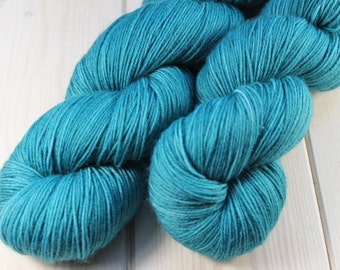 Skein hand dyed - Fingering - superwash Merino and Nylon (75/25) - 100 g / m 425 - teal