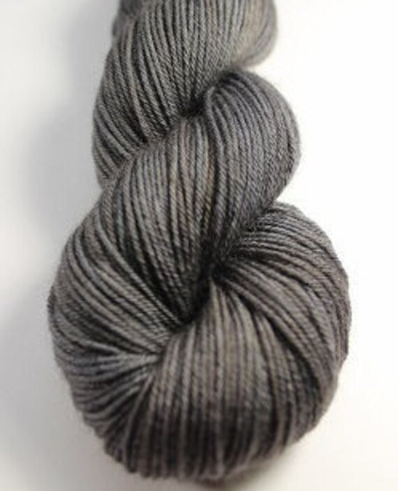 Écheveau Écheveau Écheveau teint à la main - Dk - Mérinos superwash - Mérinos superwash & nylon - 100 g / 225 m - ANTHRACITE d9c8d9 Écheveau Écheveau Écheveau teint à la main - Dk - Mérinos superwash - Mérinos superwash & nylon - 100 g / 225 m - ANTHRACITE d9c8d9
