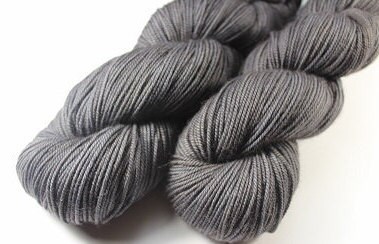 Écheveau teint à la main - Dk - Mérinos superwash - Mérinos superwash & nylon - 100 g / 225 m - ANTHRACITE Écheveau Écheveau Écheveau teint à la main - Dk - Mérinos superwash - Mérinos superwash & nylon - 100 g / 225 m - ANTHRACITE d9c8d9