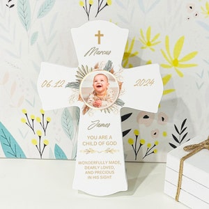 Drewniany krzyż do chrztu, Krzyż do Pierwszej Komunii, Dedykacja z okazji chrztu, Prezent na baby shower Spersonalizowany drewniany krzyż, Krzyż w stylu boho, Prezent chrześcijański