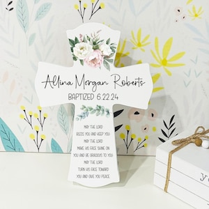 Drewniany krzyż do chrztu, Krzyż do Pierwszej Komunii, Dedykacja z okazji chrztu, Prezent na baby shower Spersonalizowany drewniany krzyż, Krzyż w stylu boho, Prezent chrześcijański