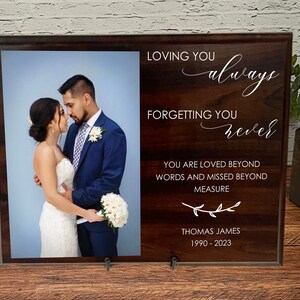 Holzgedenktafel mit Foto, Sympathiegeschenk, Gedenkgeschenk, Diejenigen, die wir lieben, Verlust eines geliebten Menschen, Beileid für den Verlust, personalisiertes Gedenken