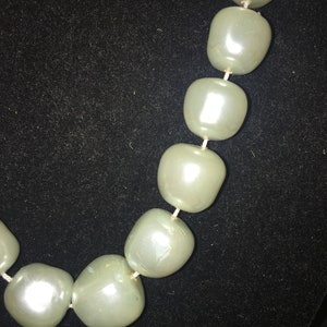 Vintage Faux Graduated Sage/Gray Pearl Necklace and Matching Screw Back Earrings image 3