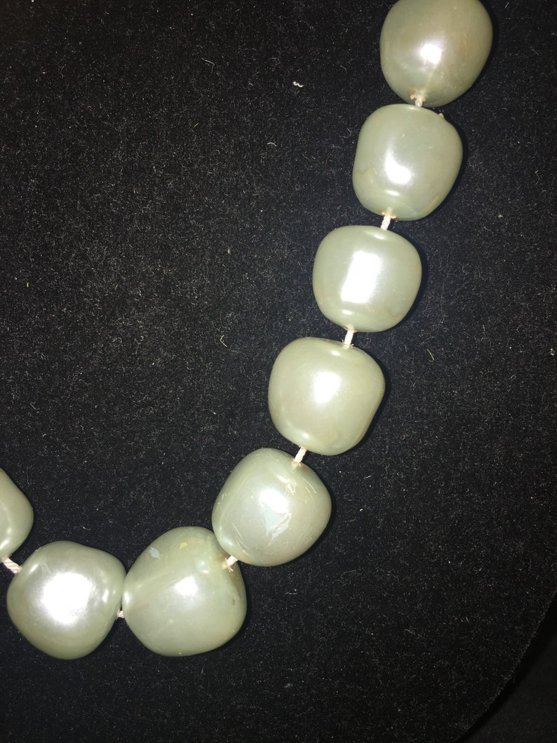 Vintage Faux Graduated Sage/Gray Pearl Necklace and Matching Screw Back Earrings image 3