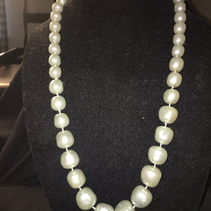 Vintage Faux Graduated Sage/Gray Pearl Necklace and Matching Screw Back Earrings image 2