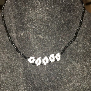 Handgemachte Rocailles Perlen Schwarz und Weiß Blume Choker Halskette