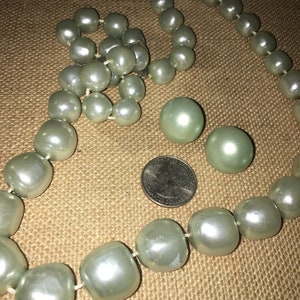 Vintage Faux Graduated Sage/Gray Pearl Necklace and Matching Screw Back Earrings image 7