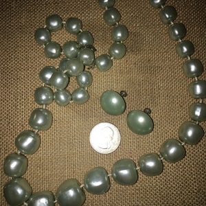 Vintage Faux Graduated Sage/Gray Pearl Necklace and Matching Screw Back Earrings image 6