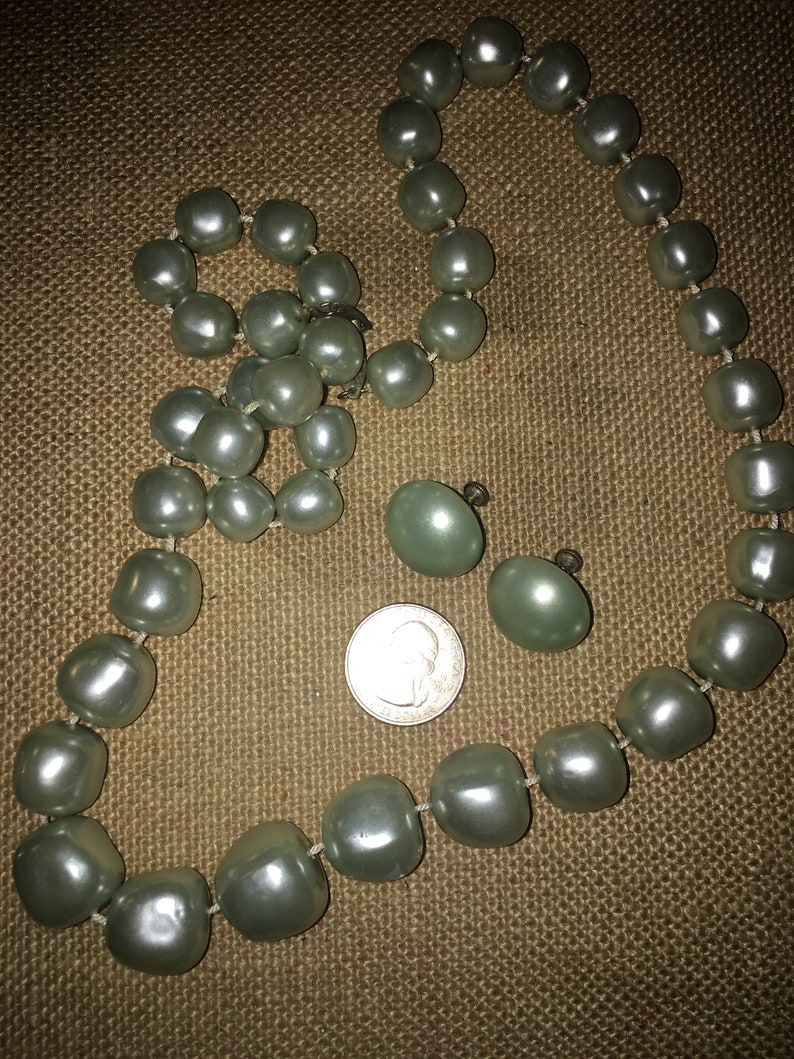 Vintage Faux Graduated Sage/Gray Pearl Necklace and Matching Screw Back Earrings image 6