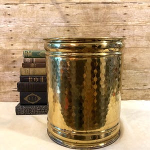 Maceta grande y alta de latón martillado