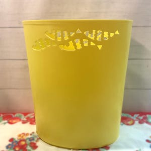 VNT Plas-Tex Wastebasket / Trash Can, yellow fish