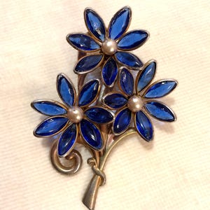 Broche/clip de piel VNT, broche de piel con flor de perla y cristal cobalto, ¿Trifari temprano?