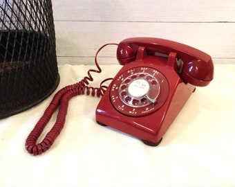 Vintage roterende telefoon, ossenbloedrood