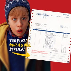 Op de afbeelding: Een replica van een Plaza Hotel rekening met een totaal van $967,43, met een verbaasde jongen. De rekening bevat details zoals roomservicekosten voor cakes, ijs en diverse toppings. De tekst luidt "The Plaza".