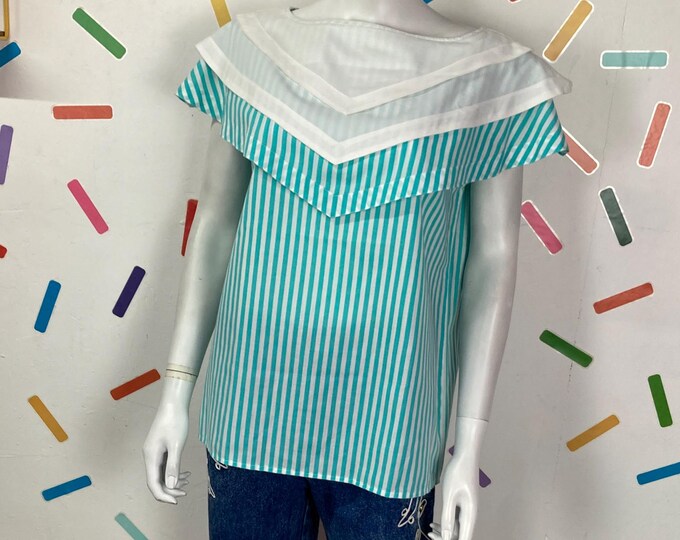 Vintage short sleeve blue white top with collar design  Size 10/12