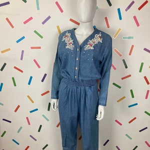 1980er Jahre true Vintage Blumen- / Spitzen- / Juwelen-Designer-Jumpsuit mit Taschen Größe: Bis 12