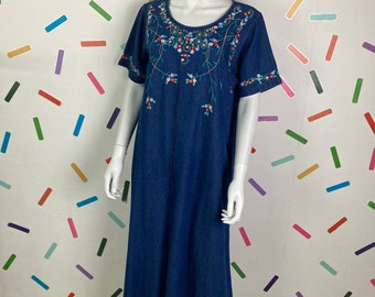 90s Vintage embroidery design denim midi dress with pockets - size 14/16