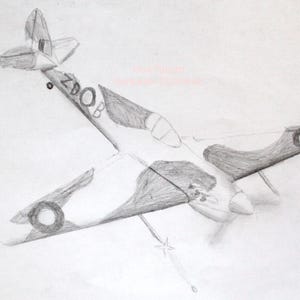 Può includere: Schizzo a matita di un aereo della Seconda Guerra Mondiale in volo. L'aereo presenta un motivo mimetico grigio e bianco, con le lettere "ZDOB" visibili sulla coda. Sono raffigurati anche l'elica e un elemento a forma di stella.
