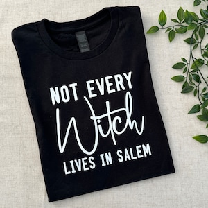 NO TODAS las brujas viven en Salem camiseta unisex camiseta top